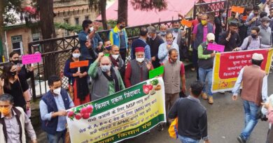himachal farmers stage demonstration