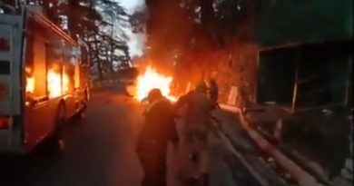 Fire broke out in a Car bearing UP number, two sustain burning injuries HIMACHAL HEADLINES