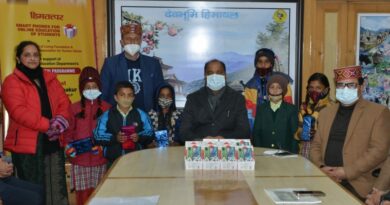 CM hands over Smart Phones to students for online education in Himachal HIMACHAL HEADLINES