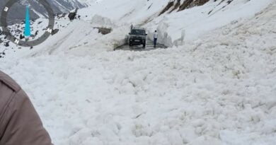Keylong-Darcha road disrupts by landslide HIMACHAL HEADLINES