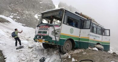 One died 7 injured rock fell on HRTC bus HIMACHAL HEADLINES