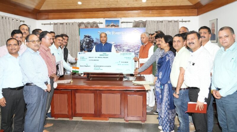 CM presented with cheque of Rs. 11 lakh towards CM Relief Fund HIMACHAL HEADLINES