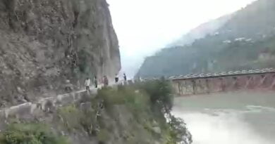 Road block by massive landslide in Chamba HIMACHAL HEADLINES