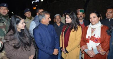<strong>Chief Minister interacts with tourists on New Year Eve</strong> HIMACHAL HEADLINES