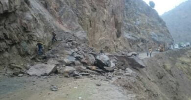 Manali-Delhi National Highway closed due to a sudden landslide HIMACHAL HEADLINES