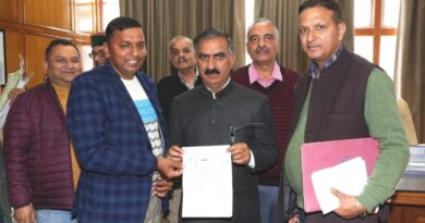 Jaspal Singh presenting a cheque of rupees one lakh to Chief Minister HIMACHAL HEADLINES