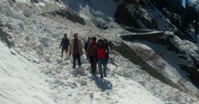 Pangi valley still cut of from the mainstream,  villagers walk on feet in snow to rescue a patient HIMACHAL HEADLINES