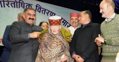 Sukhvinder Singh Sukhu honoured his teacher Smt Savitri Devi of GSSS Chotta Shimla HIMACHAL HEADLINES