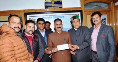 Balbir Banshtu presented a cheque of Rs. 2.11 lakh to Chief Minister HIMACHAL HEADLINES