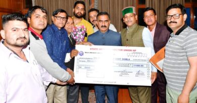 HRTC Conductor Union presented a cheque of one lakh eleven thousand rupees to CM relief fund HIMACHAL HEADLINES