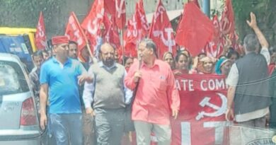 Thousands of MNREGA and construction workers surrounded the Himachal Pradesh secretariat HIMACHAL HEADLINES
