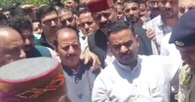 Video of police allowing the BJP leader to meet the victim's family member has gone viral HIMACHAL HEADLINES