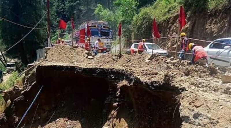 Hindustan-Tibet National Highway disrupted by a Landslide - Daunting task for Administration to open road before Apple season HIMACHAL HEADLINES