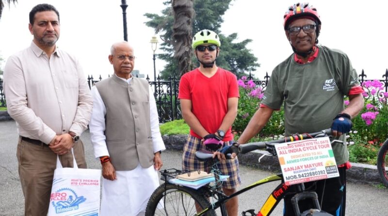 Cyclist Sanjay calls on Governor Shukla HIMACHAL HEADLINES