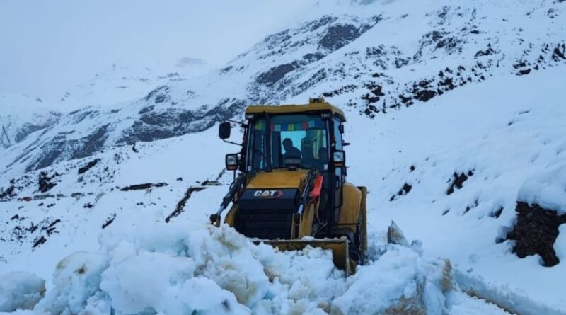 Himachal admin close to Chandertal rescue camp, evacuation for 300 tourists likely to begin any time HIMACHAL HEADLINES