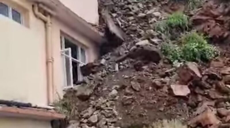 Kisan Bhawan Dhalli was hit by a massive landslide, all rooms evacuated HIMACHAL HEADLINES