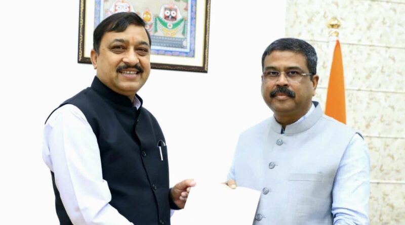 MP Kashyap met Union Minister Dharmendra Pradhan HIMACHAL HEADLINES