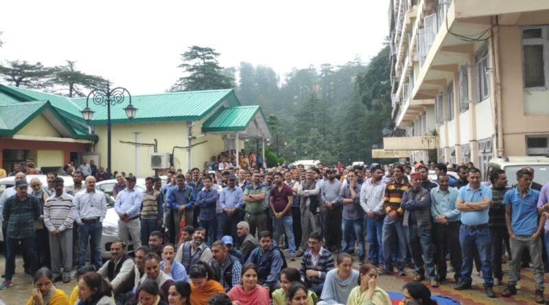Himachal Electricity Board employees up in arms against Govt  HIMACHAL HEADLINES