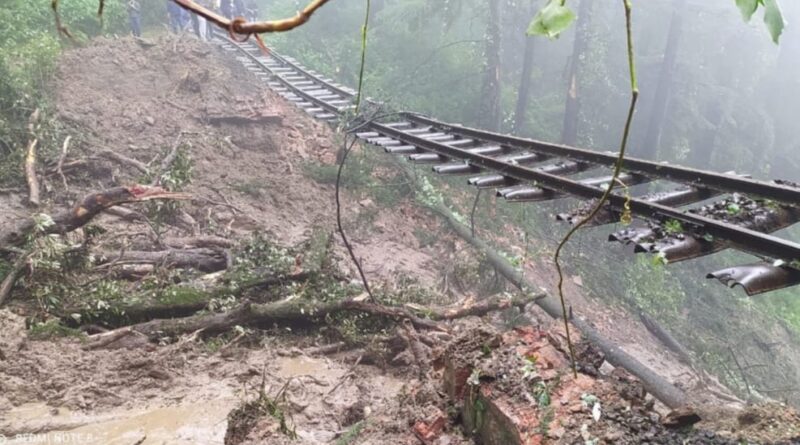 Landslide disrupts Kalka-Shimla UNESCO heritage rail line, trains service effected HIMACHAL HEADLINES