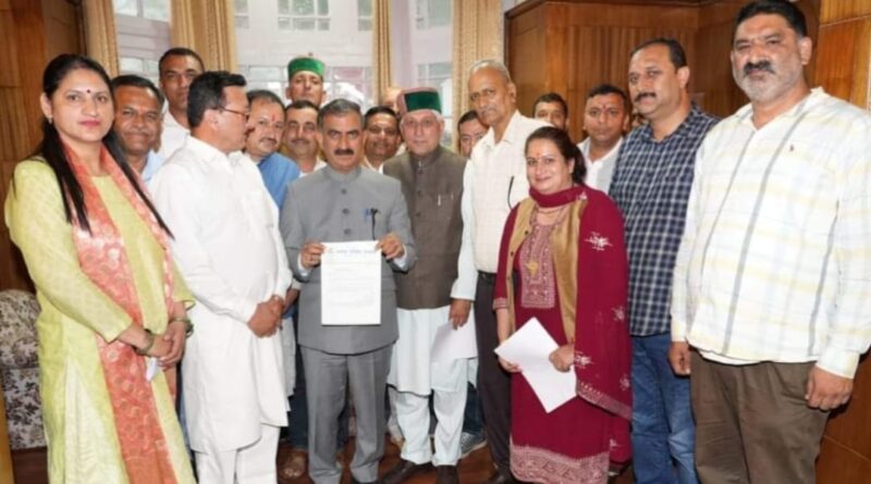 Pachhad Congress gave its contribution of 2.21 lakhs to the CM Relief Fund HIMACHAL HEADLINES
