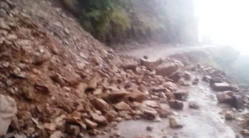 Major landslide & caving-in of NH-5  near Nigulasri  HIMACHAL HEADLINES
