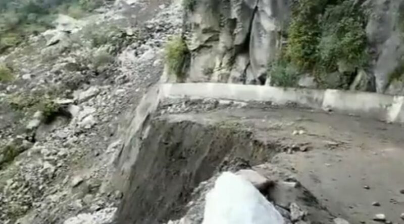 Landslide near Pooh, communication between Kinnuar & Lahaul Spiti snapped apart HIMACHAL HEADLINES