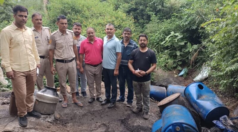HP Excise Dept drive against liquor mafia and tax evasion, 1275 liter Lahan destroyed and 3504 illegal liquor bottles seized HIMACHAL HEADLINES