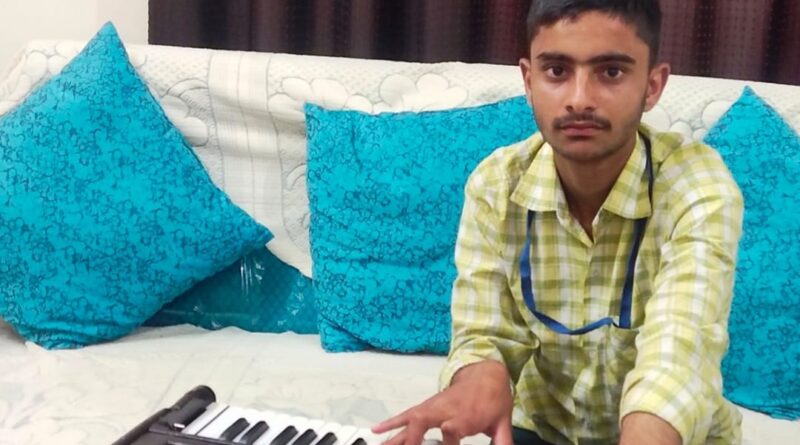 11th class boy Manoj Kumar, An emerging artist has mastered the art of playing harmonium HIMACHAL HEADLINES