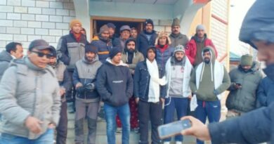 Five tourists rescued from snow-bound Kaza-Manali road, 40 km away from Loasr village HIMACHAL HEADLINES