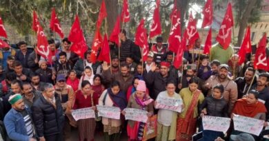 Hundreds of Sahib and outsourced workers demonstrated at the DC office of MC regarding their demands HIMACHAL HEADLINES