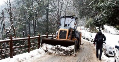 Snow paralyzes Himachal : Traffic Halted, Power Disruptions, and Road Closures across State HIMACHAL HEADLINES
