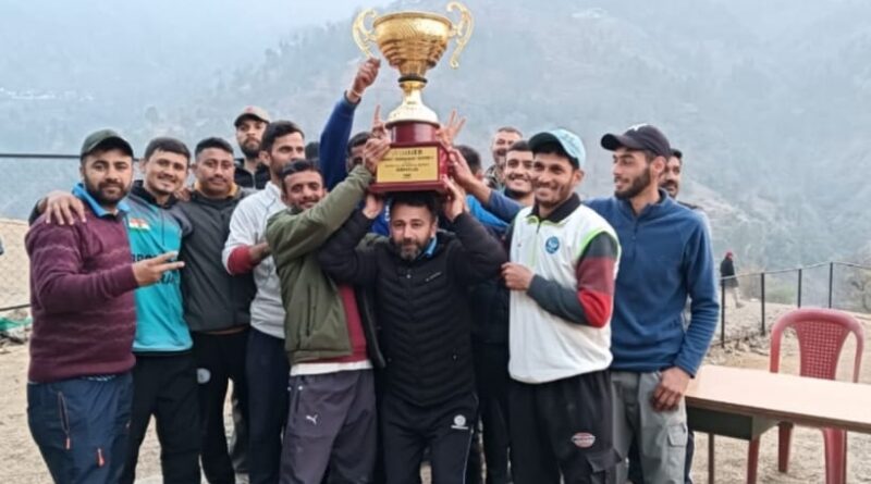 Peeran Tri team won a cricket trophy and a cash prize of Rs 51 thousand HIMACHAL HEADLINES