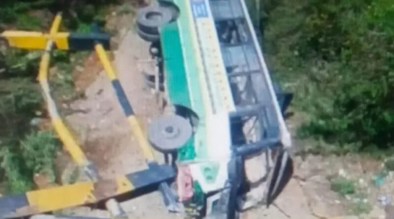 HRTC bus with about 25 people lost control in Bilaspur, ten people got hurt HIMACHAL HEADLINES